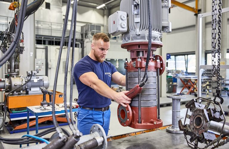 EDUR-Pumpen | Mehrstufige Kreiselpumpe auf dem Prüfstand