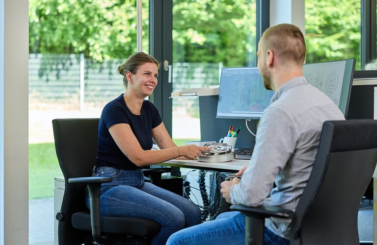 Zwei EDUR Mitarbeitende im Gespräch
