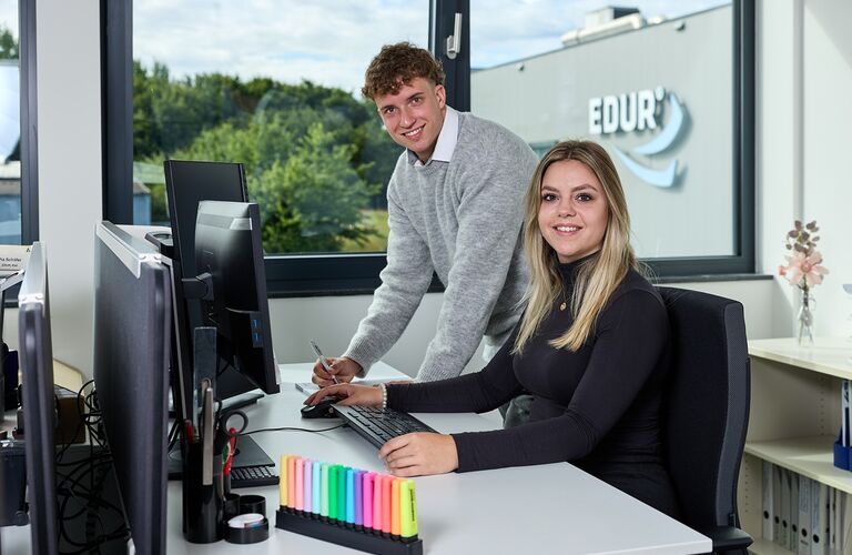 Zwei EDUR Auszubildende im Büro